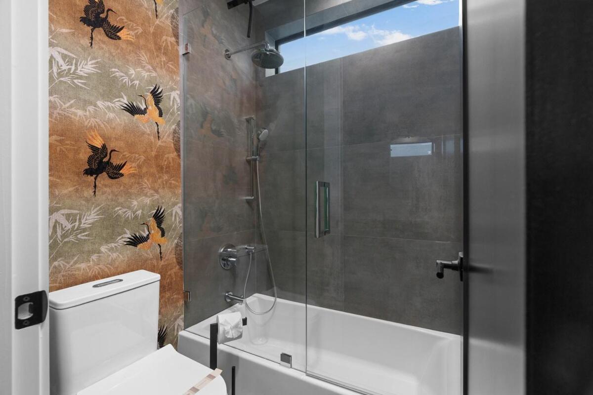 2 Homes Pools Kitchens Greece Japan Design Hébergement de vacances Miami